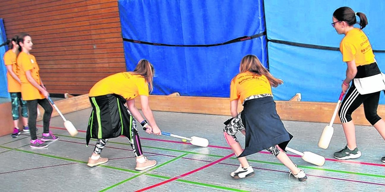 Die Fünftklässlerinnen der Otto-Rommel-Realschule hatten sichtlich Spaß beim Besen-Hockey. Aber auch die anderen Ballsportarten fanden großen Anklang.  Bild: Denner