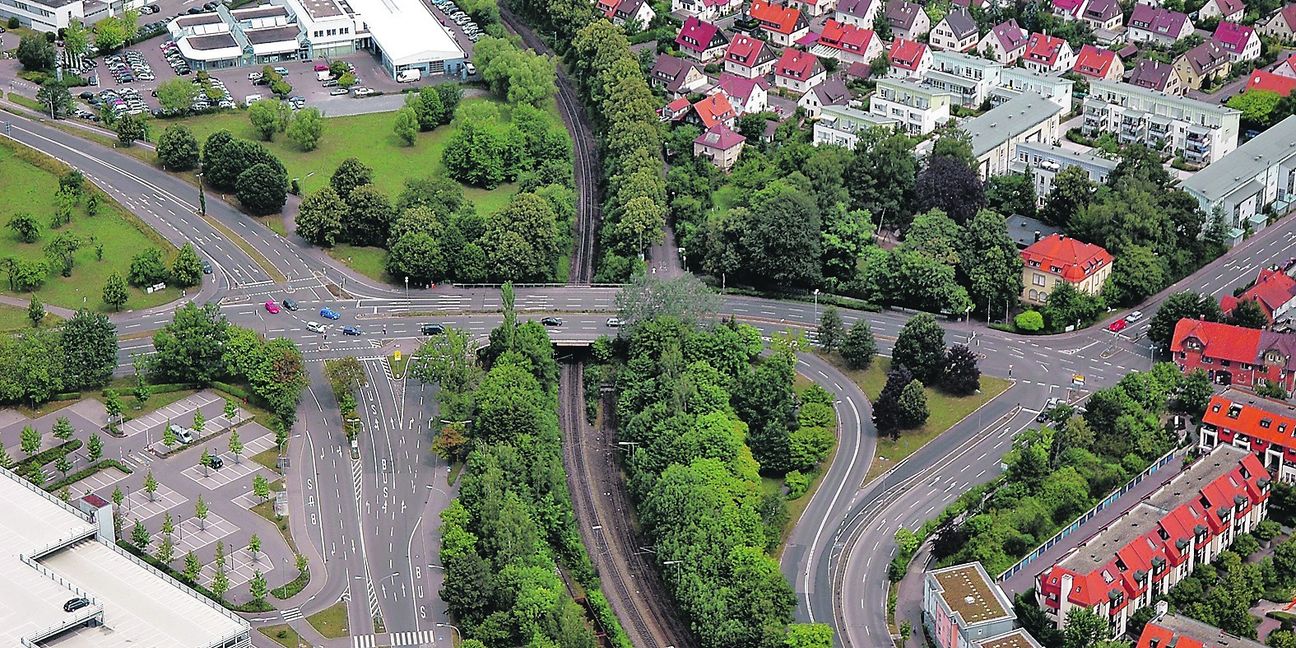 Dieses Luftbild aus dem Jahr 2006 zeigt ein ganz anderes Bild von der Calwer Kreuzung. Markant ist die Calwer Brücke, die im Zuge des Neubaus abgerissen wurde.  Bild: Stampe/A