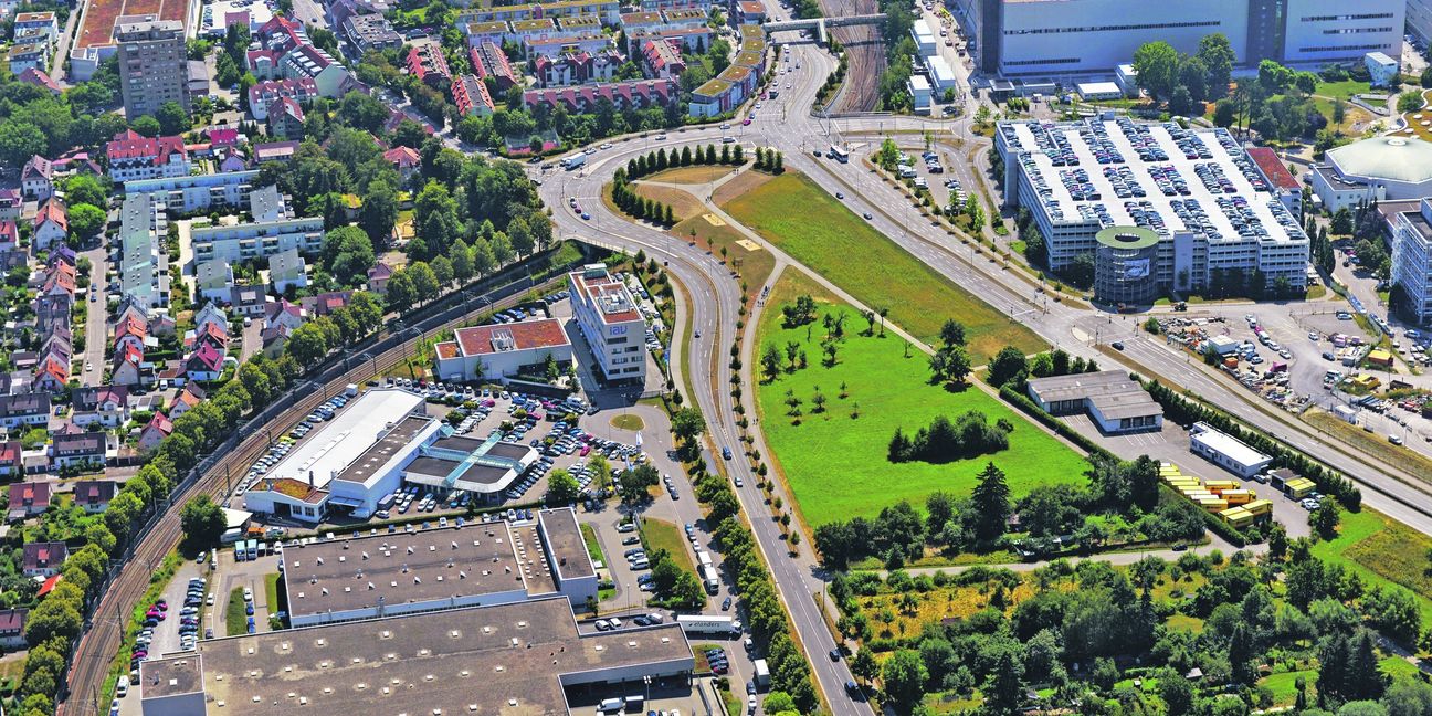 Der Calwer Bogen aus der Vogelperspektive. Die Straßenführung wurde geändert, und für die Bahnlinie Sindelfingen – Renningen wurde ein 170 Meter langer Tunnel gebaut. Noch nicht realisiert ist ein See, der zwischen der Fronäcker- und der Straße in Richtung Darmsheim angelegt werden soll (Bildmitte).  Bild: Stampe