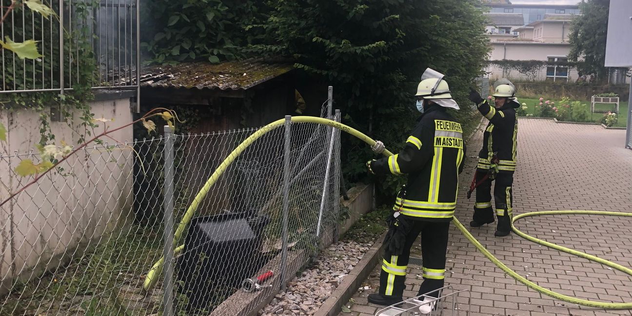 Die Gartenhütte war für die Feuerwehr nur über die Rückseite zu erreichen. Bild: Feuerwehr Magstadt