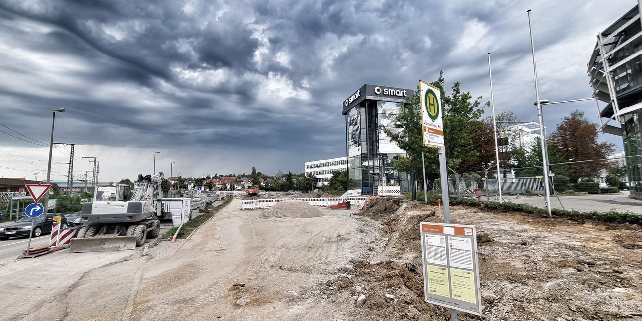 Entlang der Sindelfinger Straße sind für die künftigen Anschluss zur neuen Brücke, die über die A 81 führt, bereits tonnenweise Erdreich abgegraben worden. Bild: Hamann