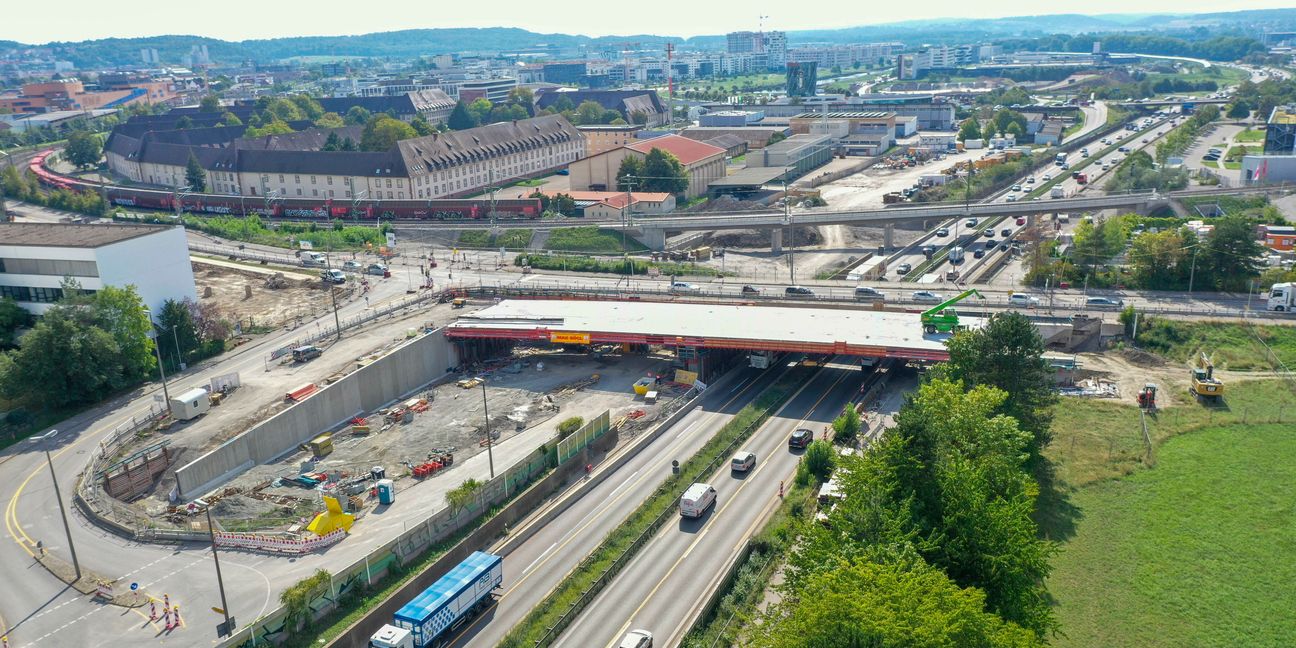 Der Blick von Oben zeigt die neue Brücke, über die der Verkehr ab dem kommenden Jahr zwischen Sindelfingen und Böblingen im Bereich zwischen Hornbach und Smart fließen soll. Anfang kommenden Jahres soll die bestehende Brücke (direkt dahinter) abgerissen werden.  Bild: Dettenmeyer