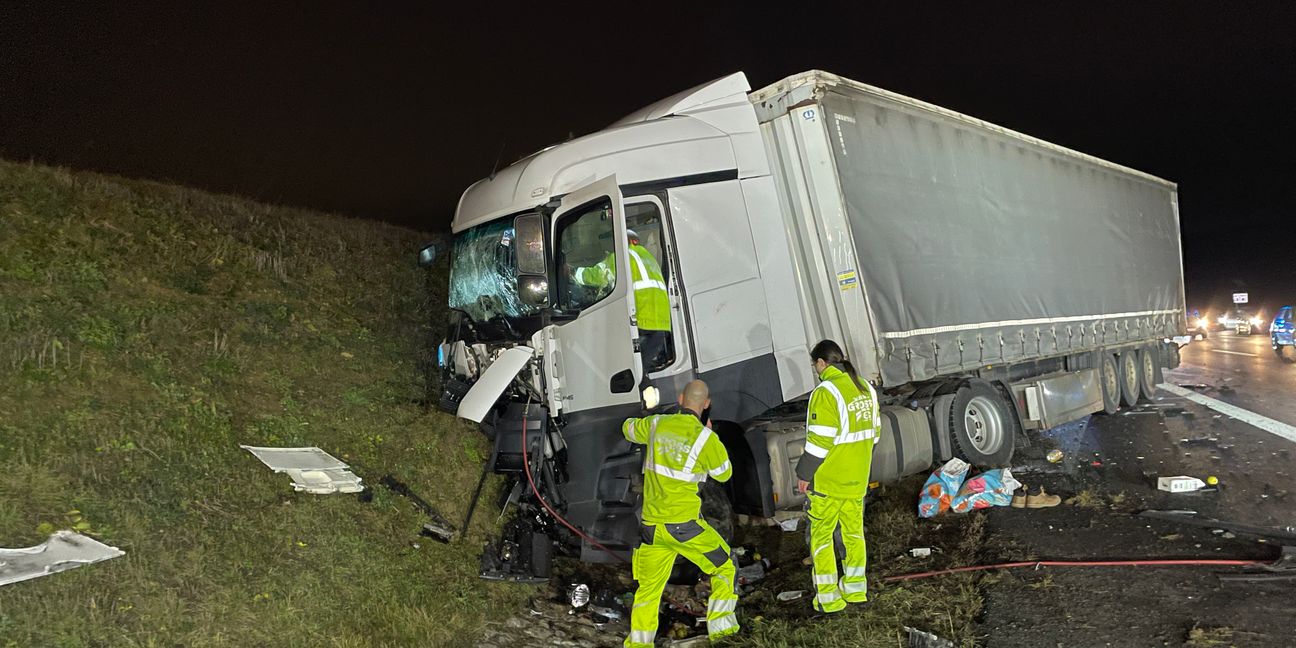 Der Fahrer in diesem Lastwagen blieb unverletzt. Bild: SDMG/Dettenmeyer