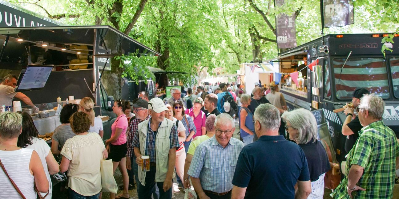 Auf dem Ehninger Pfingstfest sorgten dieses Jahr Food Trucks für das leibliche Wohl. Es gab keine Bewirtung im Festzelt. Die Street Food Fiesta wurde gut angenommen, so das Fazit des Bürgermeisters Lukas Rosengrün. Bild: Dettenmeyer