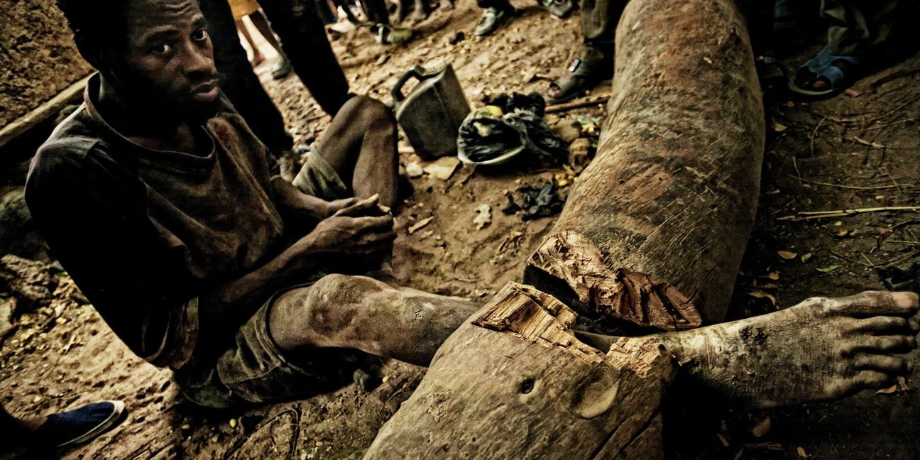 Benjamin wurde in seinem Dorf an einen Holzstamm fixiert mit einem Stück Eisen. Heute lebt er wieder bei seiner Familie.
Foto: Heinz Heiss