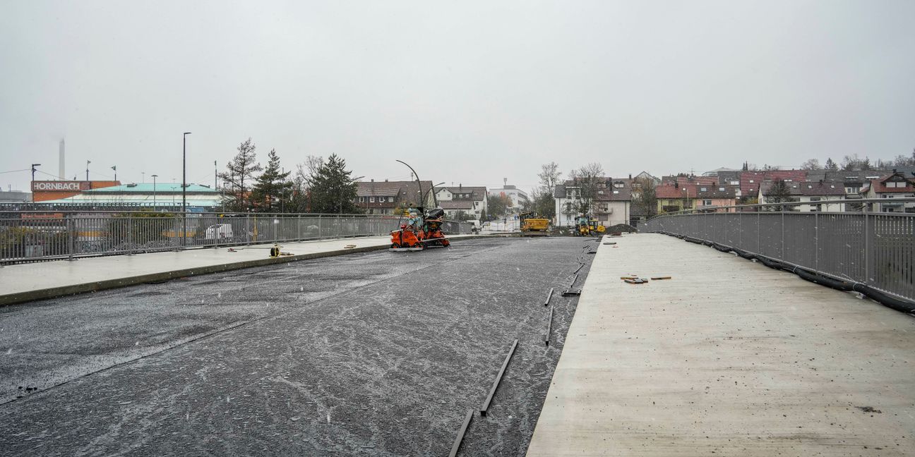 Die neue Brücke: Der Geh- und Radweg wird ein wenig breiter als auf der alten Brücke. Bild: Dettenmeyer