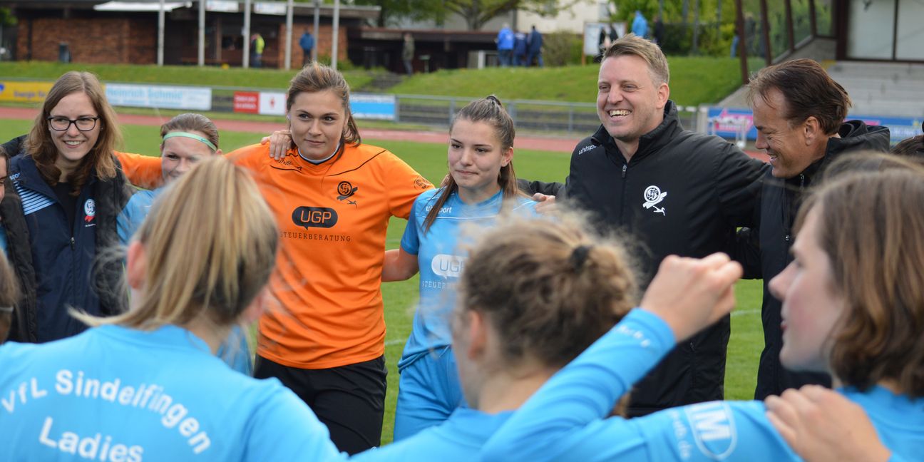 Trainer Danny Wölfle und seine VfL Sindelfingen Ladies hatten im letzten Saisonspiel gegen Eintracht Frankfurt nochmal allen Grund sich zu freuen. Bild: Zvizdiç