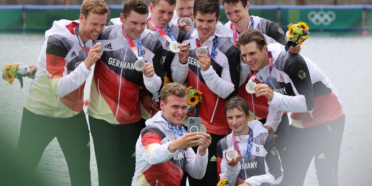 Nach der Siegerehrung sind die deutschen Athleten aus dem Ruder-Achter mächtig stolz auf ihre Silbermedaillen.
 Foto: dpa/Jan Woitas