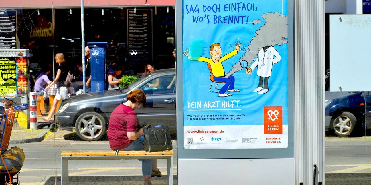 Die Bundeszentrale für gesundheitliche Aufklärung setzt im Kampf gegen Geschlechtskrankheiten auch auf witzige Plakate im Stadtbild.
 Foto: Mauritius/Alamy / Bildag..