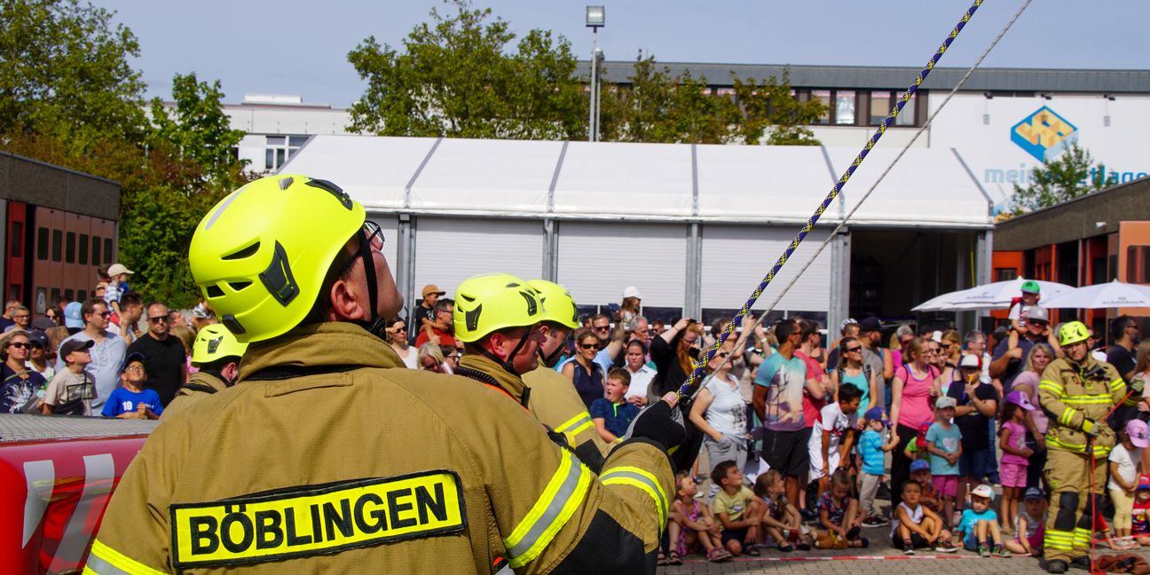 Eine von sieben viel bestaunten Schauübungen der Böblinger Feuerwehr war die Rettung aus der Höhe. Bild: Dettenmeyer