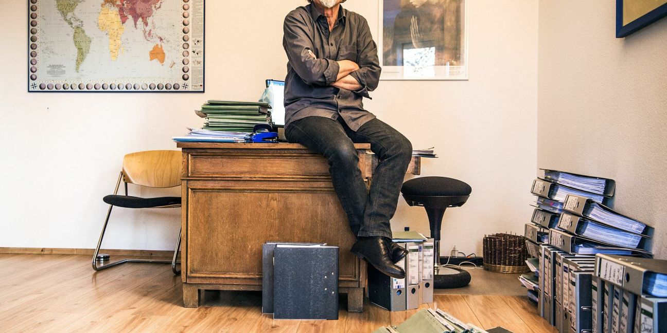 Manfred Weidmann in seinem Tübinger Büro: Die Ordner stehen für viele Einzelschicksale und die Krisengebiete der Welt. 
Foto: 
Andreas Reiner