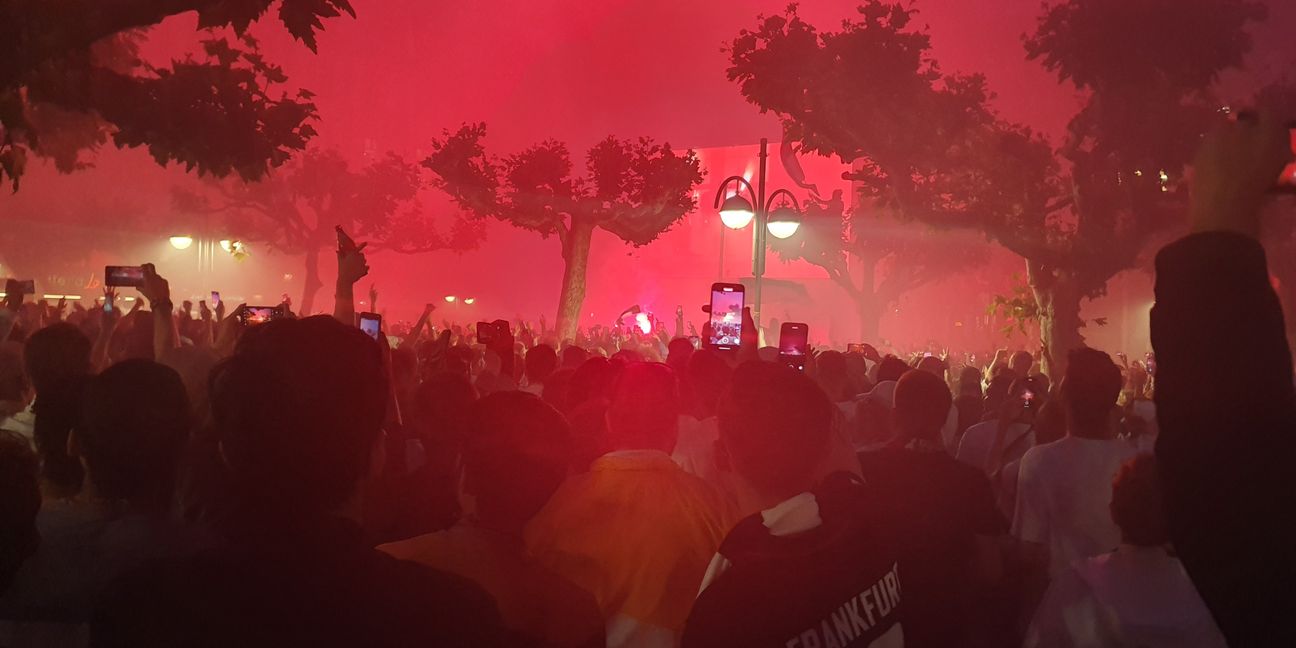 Bengalos färben die Nacht mit roter Farbe.     Bild: z