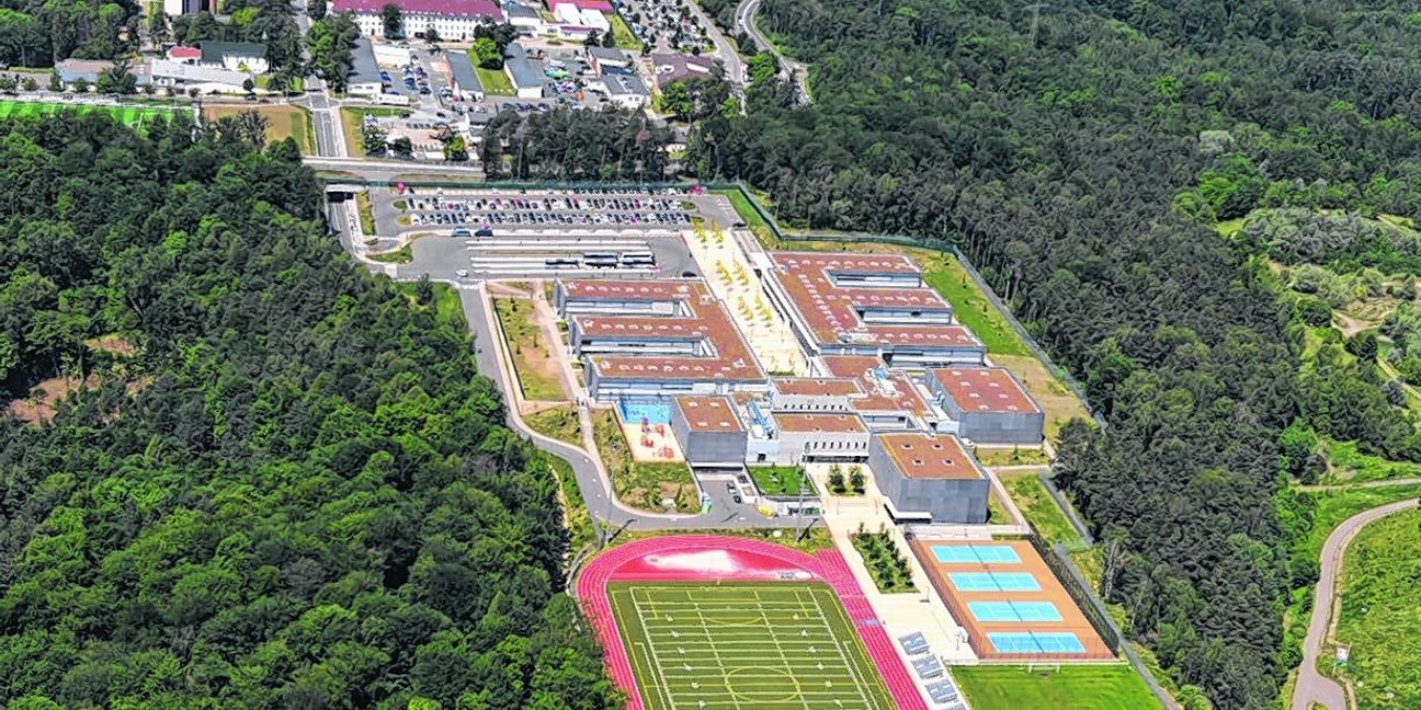 Die Panzer-Kaserne mit dem Schulzentrum im Vordergrund (hinten links das Hotel) Bild: Stampe