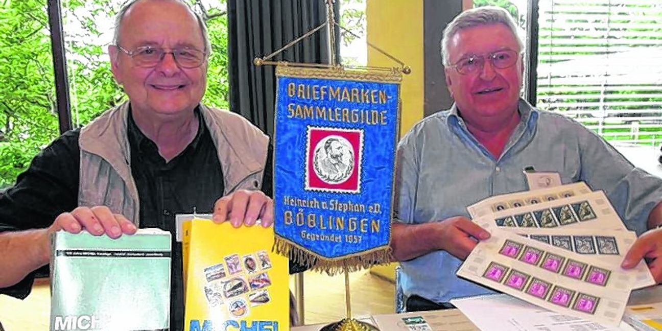 Freuten sich beim Großtauschtag über rund 100 Briefmarkensammler: die beiden Vorsitzenden Wolfgang Krämer (links) und Klaus Richter. Bild: Staber
