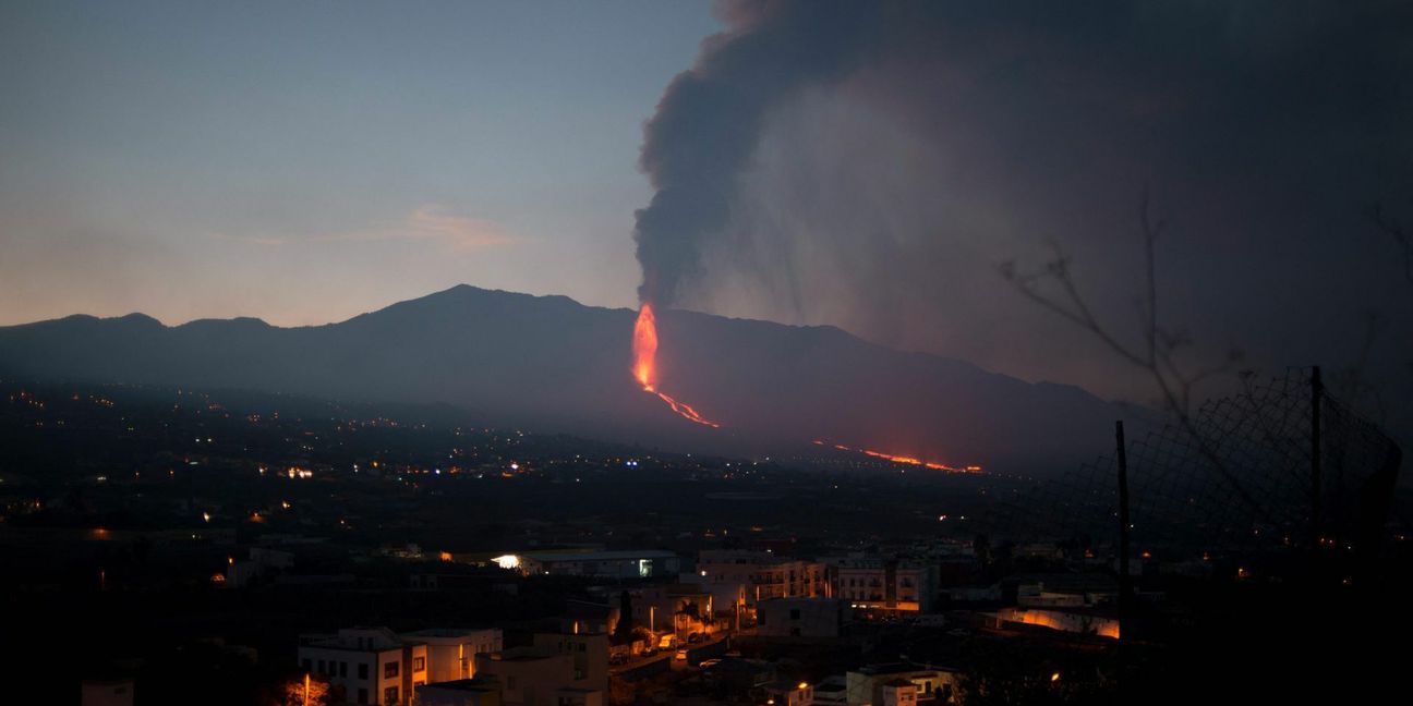 Seit der Lavastrom vergangene Woche die Küste von La Palma  erreicht hat, formt er dort eine neue Ausbuchtung, die schon rund 30 Hektar groß ist.
 Foto: AFP/Jorge Guerrero