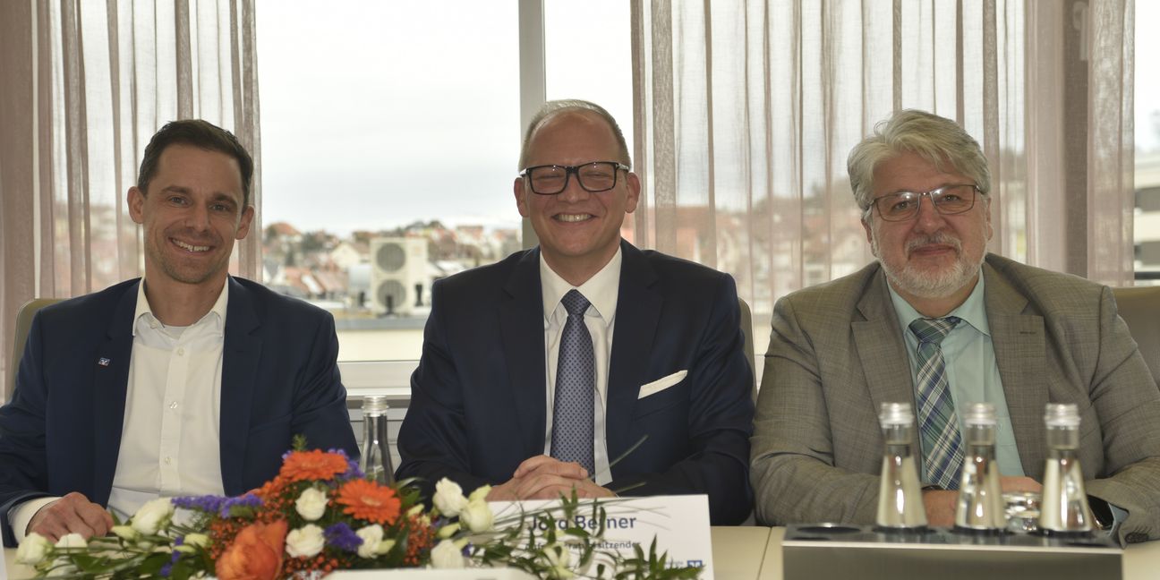 Der Aufsichtsratsvorsitzende Jörg Berner (Mitte) gab in der Bilanzpressekonferenz den Führungswechsel bei der Vereinigte Volksbanken bekannt. Jörg Niethammer (links) wird Nachfolger des derzeitigen Vorstandsvorsitzenden Wolfgang Klotz (rechts).      Bild: Reichert