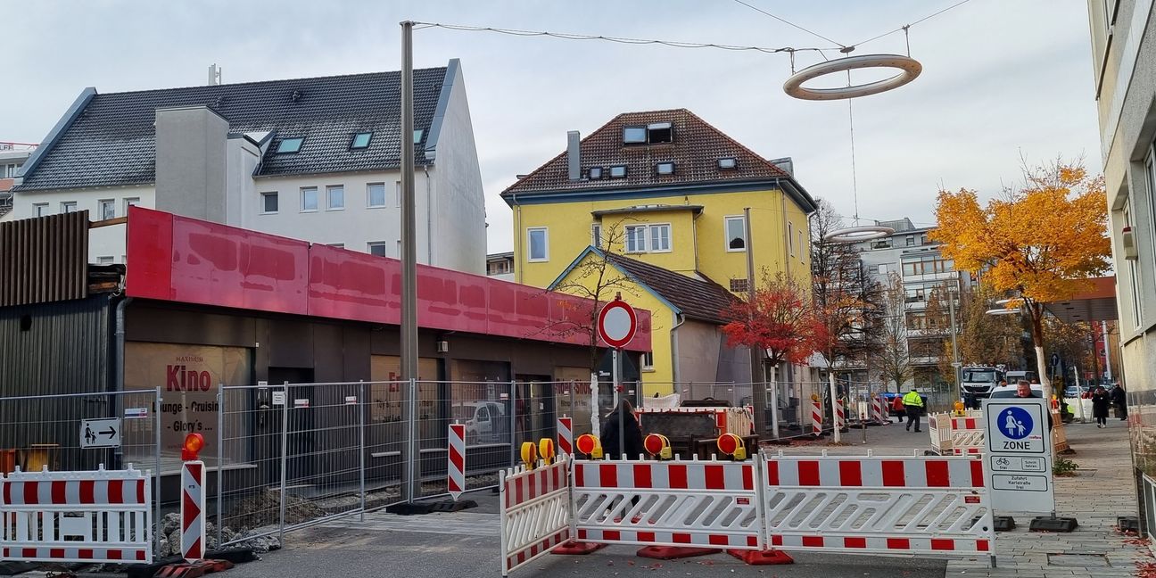Die Abrissarbeiten an der Ecke Wilhelmstraße/Bahnhofstraße haben begonnen: Drei in die Jahre gekommene Gebäude müssen weichen, um Platz für ein so genanntes Boardinghouse zu machen. Bild: Hamann