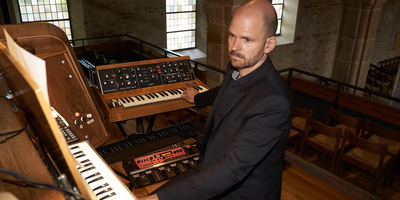 Organist, Pianist und Komponist Sebastian Bartmann spieplt in der der Sindelfinger Martinskirche an Synthesizer und Weigle-Orgel.    Bild: Heiden