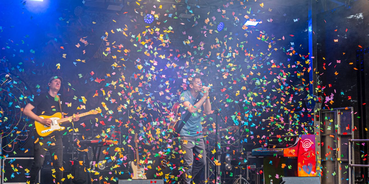 Ein bunter Regen aus Konfetti eröffnete das Konzert der Coldplay-Tribut-Band "Viva la Vida" auf der Ehninger Festwiese.  Bild: Nüßle