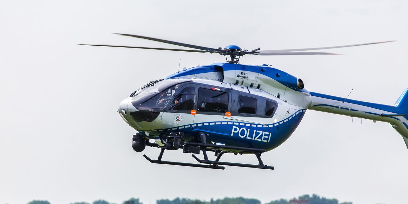 Auch mit einem Polizeihubschrauber wurde nach dem Unbekannten gesucht. Bild: Tobias  Arhelger/Adobe Stock