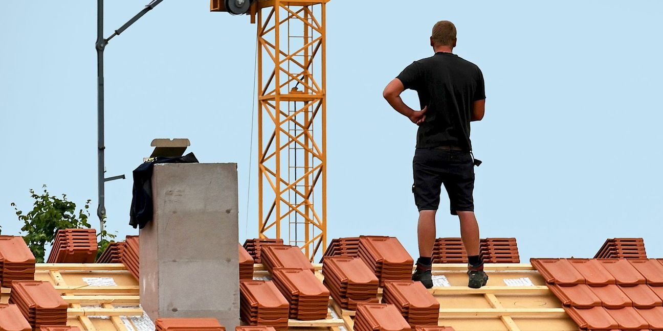 Dachziegel gehören zu den Baustoffen, deren Preise sich – zumindest bis Mitte 2021 – nur moderat erhöht haben.
 Foto: Imago/Rolf Poss