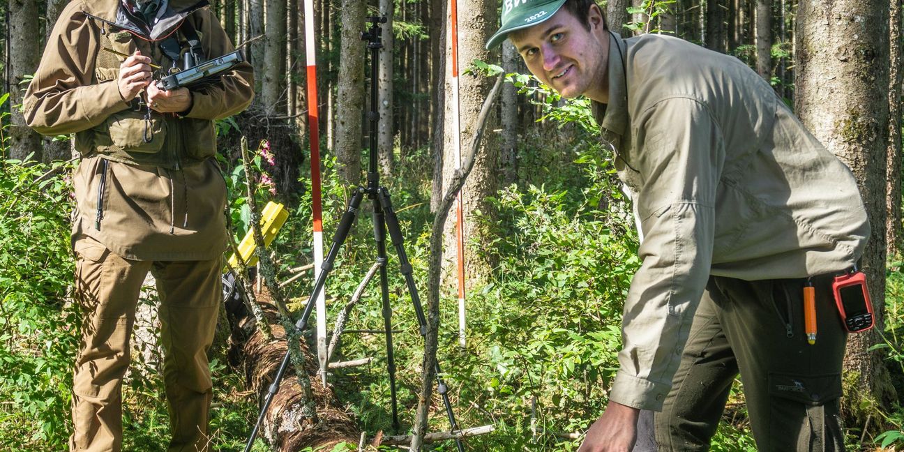Marcus Schäfer (links) und Matthias Colling vermessen auch das Totholz im Wald.
 Foto: Faltin