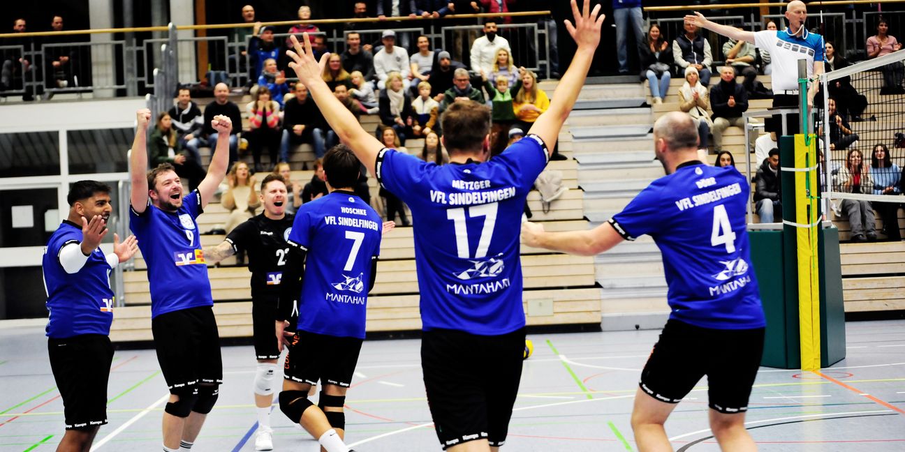Die Sindelfinger Volleyballer feierm ihren Überraschungscoup gegen Tabellenführer Freiburg. Bild: photostampe